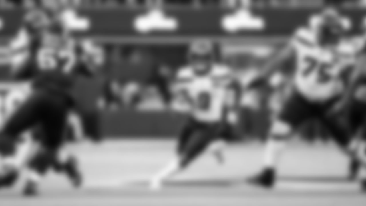 Kenneth Walker III finds a running lane provided by Abraham Lucas and Anthony Bradford.