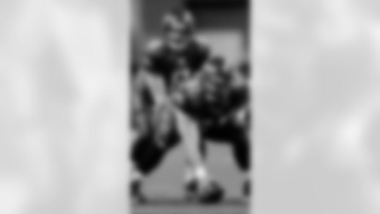 Seattle Seahawks  center Robbie Tobeck gets set to snap the ball to quarterback Matt Hasselbeck during the NFC championship football game against the Carolina Panthers in Seattle, Sunday, Jan. 22, 2006.  (AP Photo/Elaine Thompson)