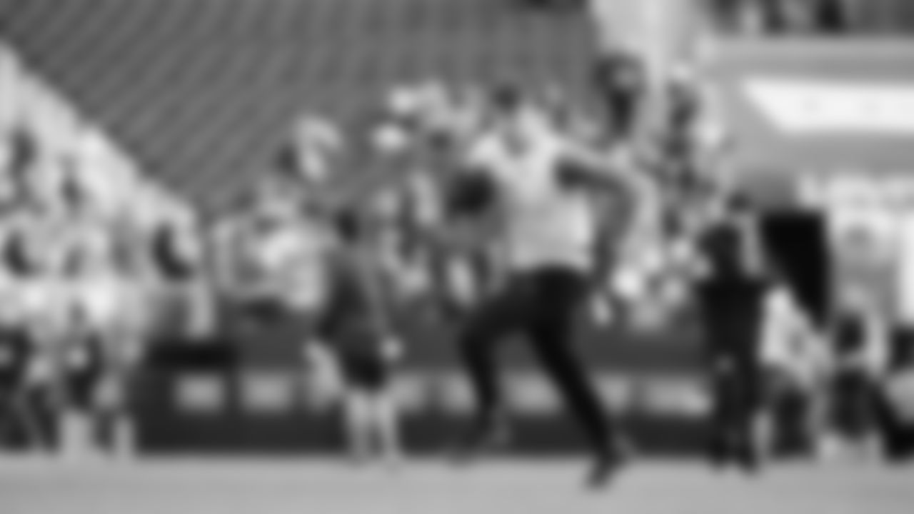 Seahawks tight end Eric Saubert (81) warms up at Levi's Stadium for the Week 18 matchup vs. the 49ers.