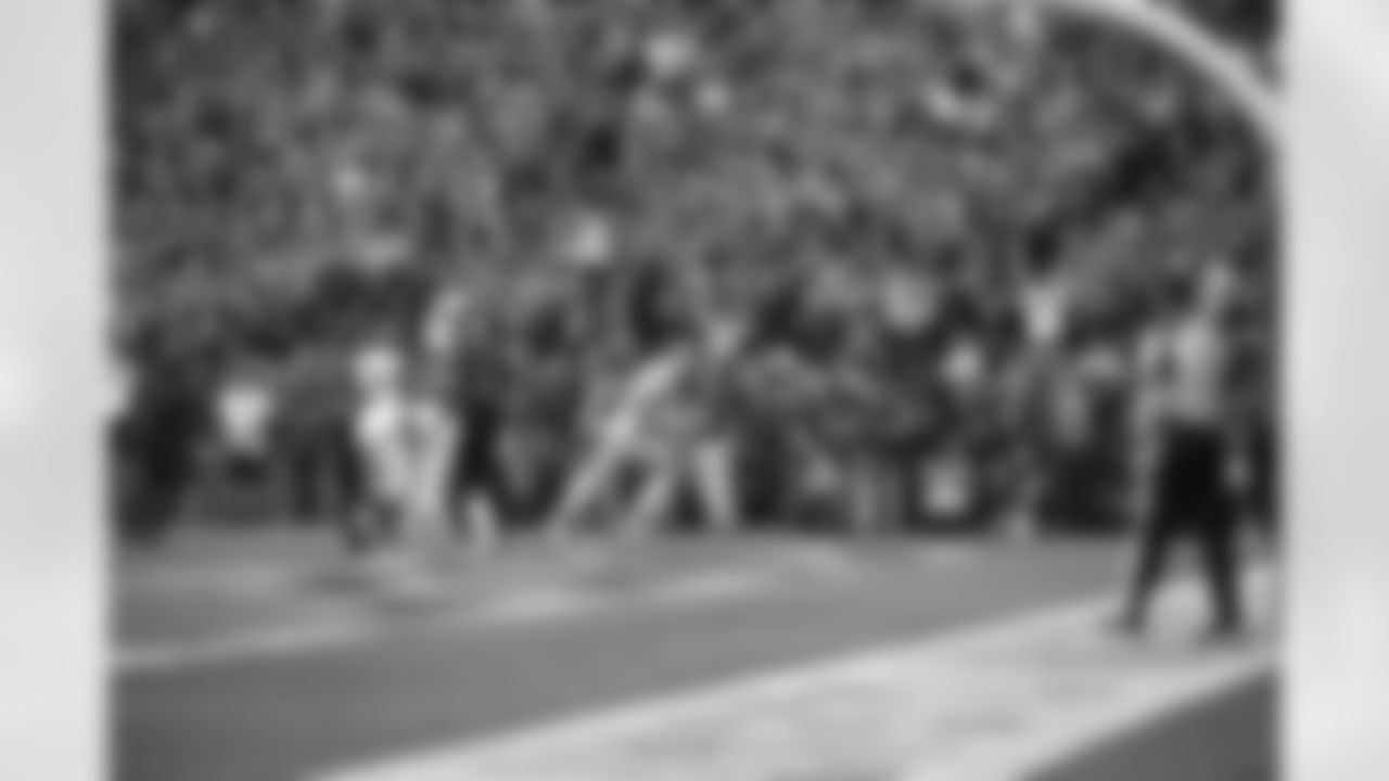 Seahawks running back Zach Charbonnet (26) at the Week 14 matchup against the Arizona Cardinals at State Farm Stadium on Sunday, December 8, 2024.