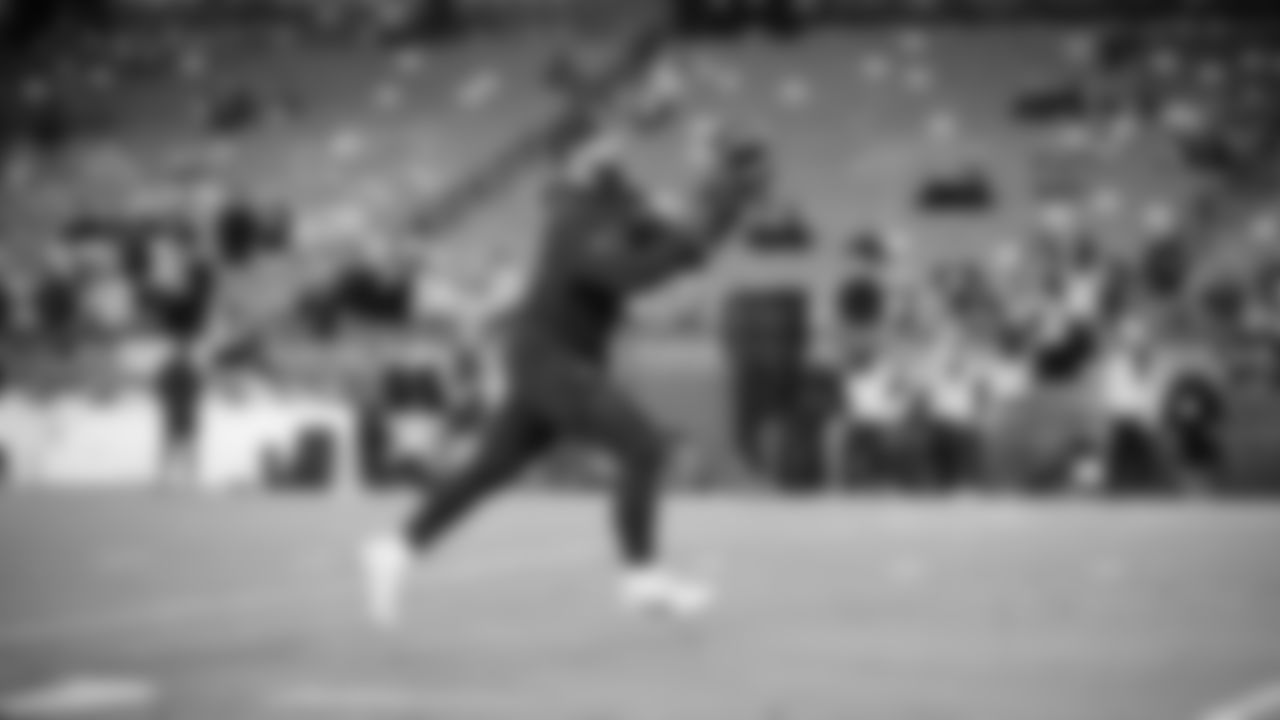 Seahawks fullback Robbie Ouzts (40) warms up at Northwest Stadium for the Sunday Night Football matchup at the Washington Commanders in Week 9.