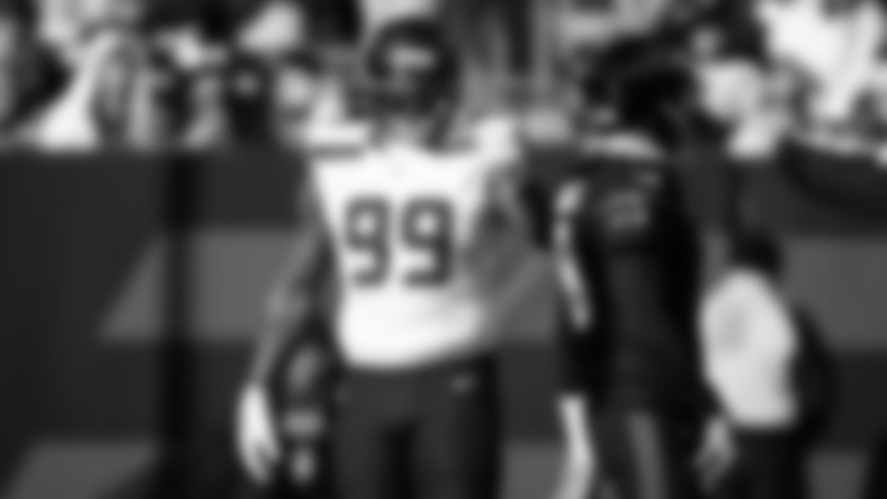 Seahawks defensive end Leonard Williams jokes with Jets quarterback Aaron Rodgers during a break in the action.