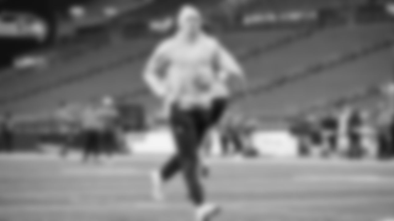 Seahawks tight end Eric Saubert (81) warms up at Lumen Field for the Week 16 matchup vs. the L.A. Rams.