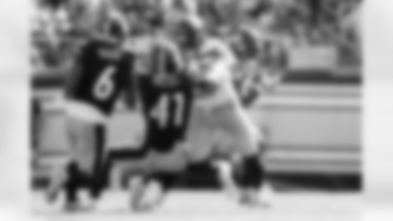 Seahawks fullback Robbie Ouzts blocks both Steelers defenders Payton Wilson and Patrick Queen on the same play, springing teammate Kenneth Walker III for a long game.