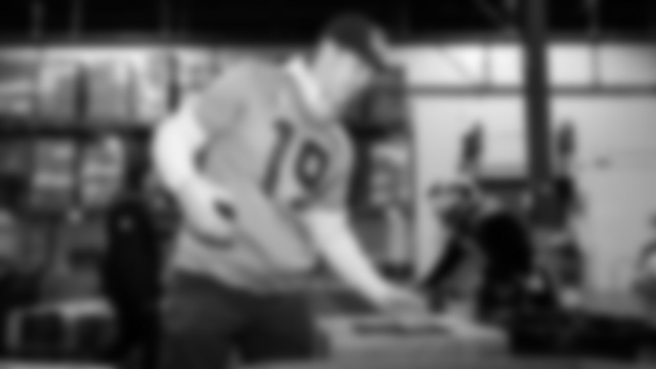 Seahawks Legend Bryan Walters, Dancers, Blitz and volunteers helped sort 4,800 pounds of action green apples at the Food Lifeline distribution center on January 22, 2026.