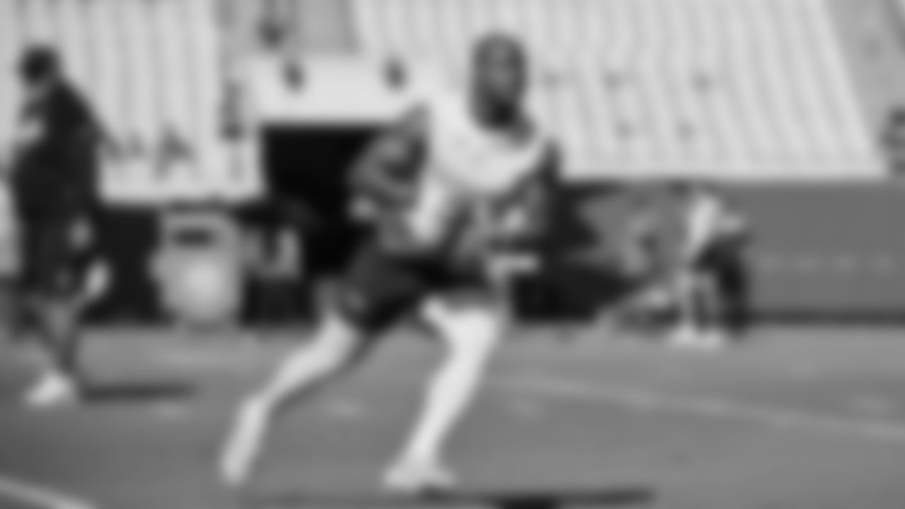 Seahawks running back Kenneth Walker III (9) warms up at EverBank Stadium on October 12, 2025.