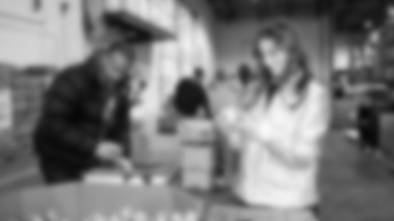 Seahawks Legend Bryan Walters, Dancers, Blitz and volunteers helped sort 4,800 pounds of action green apples at the Food Lifeline distribution center on January 22, 2026.