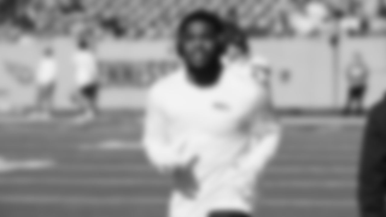 Seahawks cornerback Devon Witherspoon (21) hit the field at Nissan Stadium for the Week 12 matchup vs. the Titans in Nashville, Tennessee.