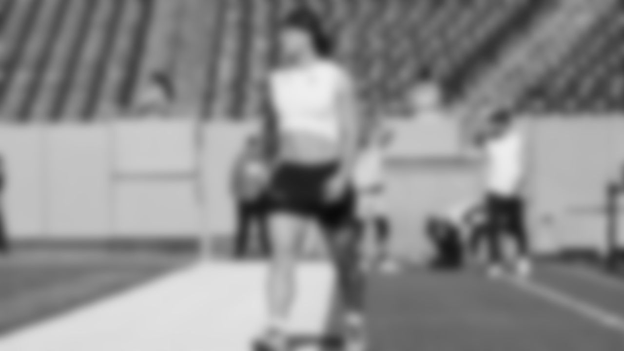 Seahawks linebacker Drake Thomas (42) hit the field at Nissan Stadium for the Week 12 matchup vs. the Titans in Nashville, Tennessee.