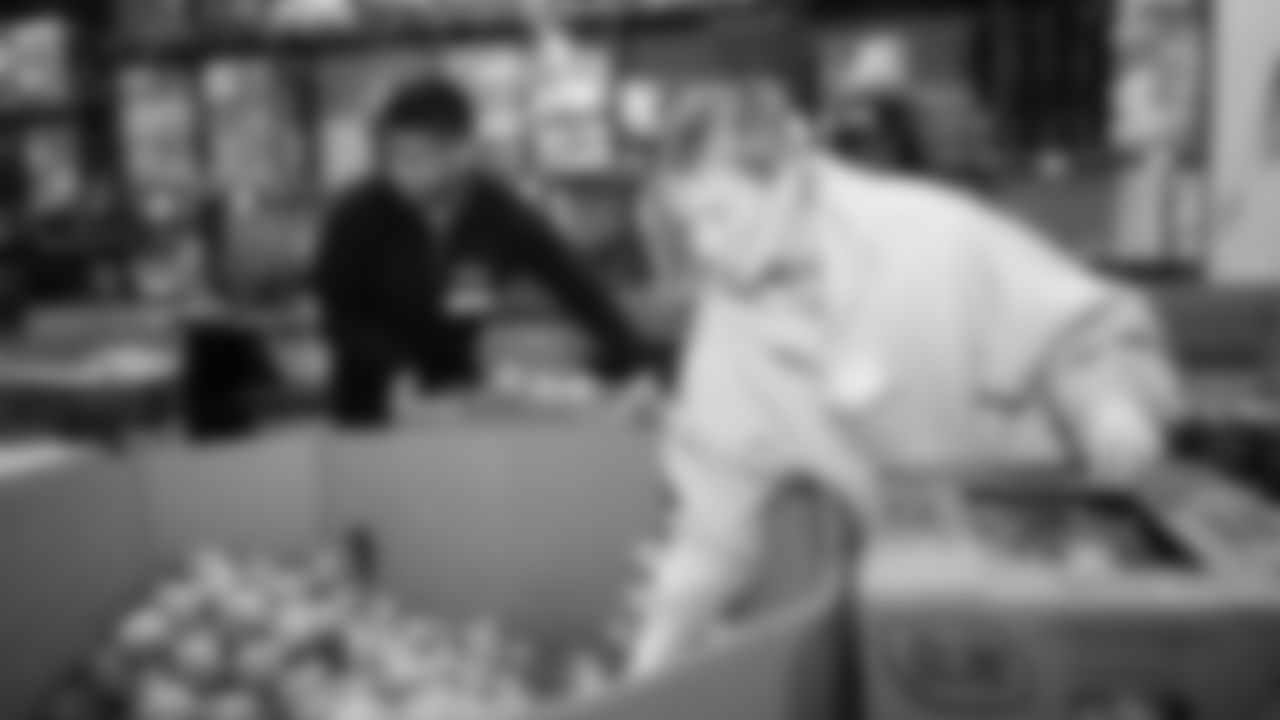 Seahawks Legend Bryan Walters, Dancers, Blitz and volunteers helped sort 4,800 pounds of action green apples at the Food Lifeline distribution center on January 22, 2026.