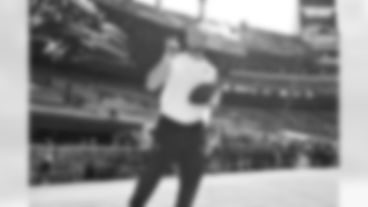 Seahawks safety Will Dissly (89) warms up for the upcoming matchup with the Ravens at M&T Bank Stadium on Sunday, November 5, 2023.