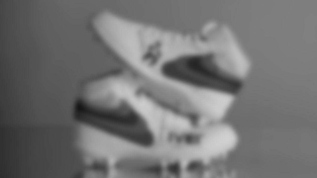 Seahawks tackle Charles Cross (67) - American Liver Foundation