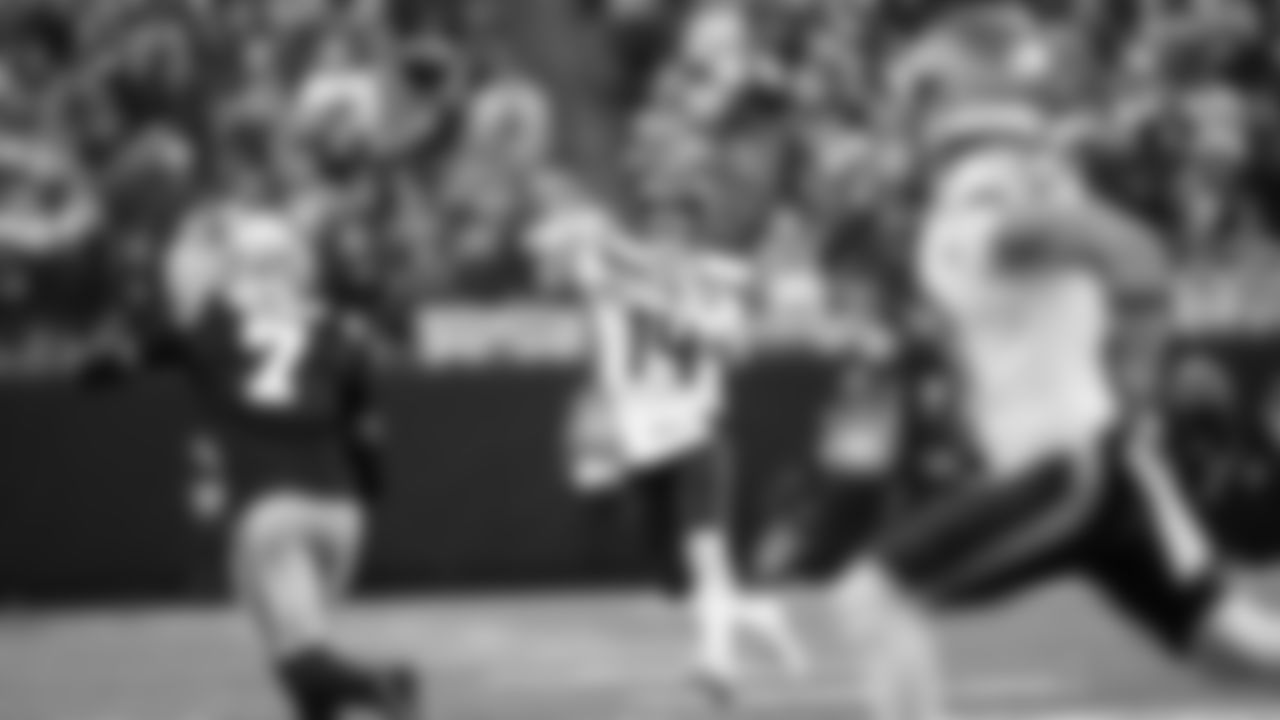 Seahawks quarterback Sam Darnold throws a pass for Jaxon Smith-Njigba who caught the ball on the crossing route to help set up a score in the fourth quarter.