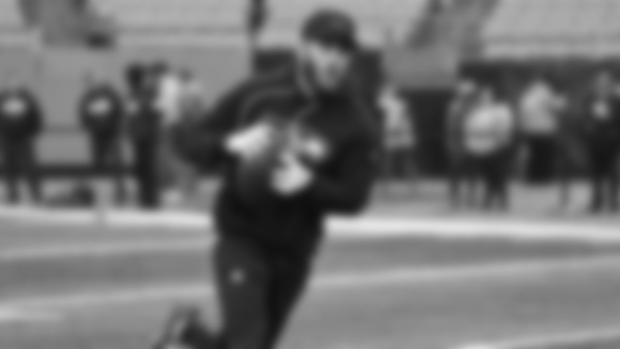 Seahawks wide receiver Cooper Kupp (10) warms up at Bank of America Stadium for the Week 17 matchup vs. Panthers on December 28, 2025.