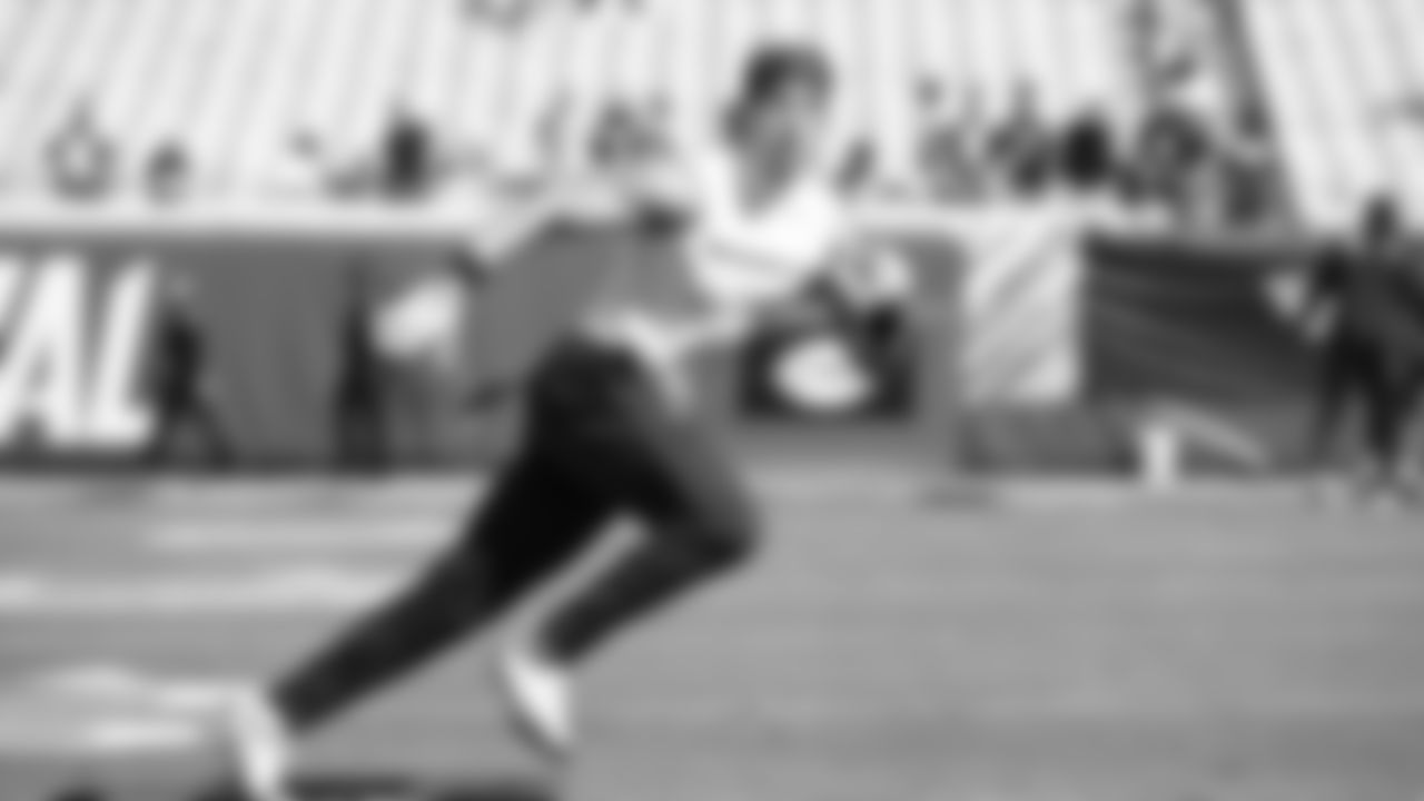 Seahawks safety Ty Okada (39) warms up at EverBank Stadium on October 12, 2025.