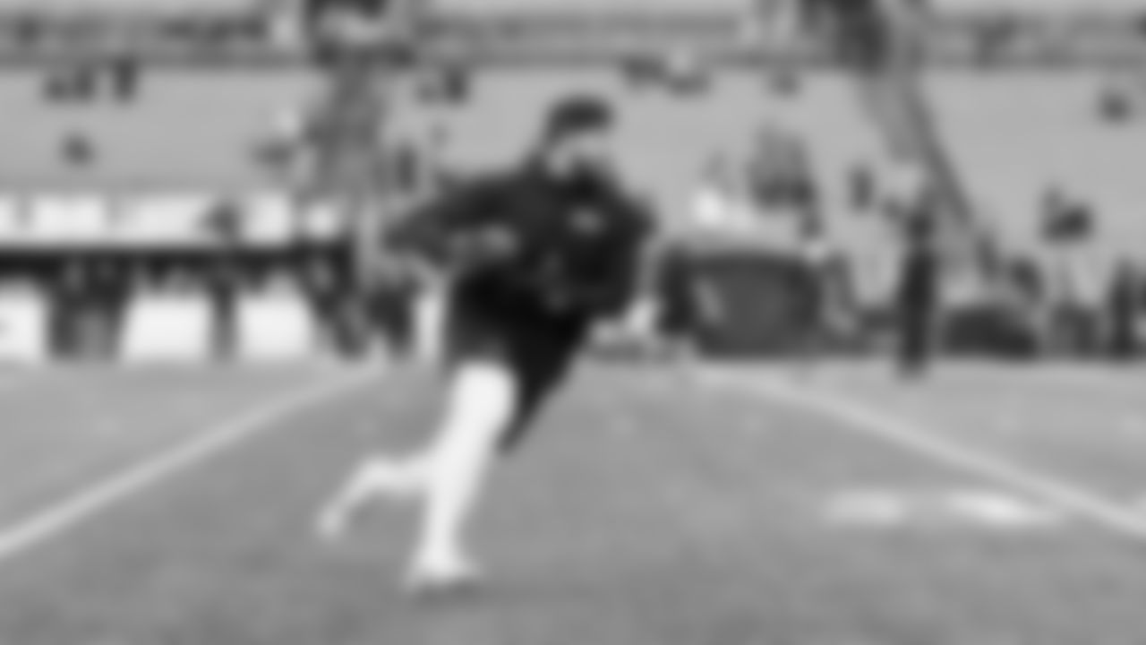 Seahawks fullback Robbie Ouzts (40) warms up at Bank of America Stadium for the Week 17 matchup vs. Panthers on December 28, 2025.