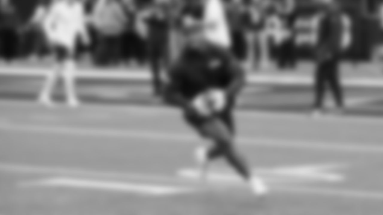 Seahawks running back Kenneth Walker III (9) during pregame warmups at SoFi Stadium for the Week 11 matchup at the L.A. Rams.