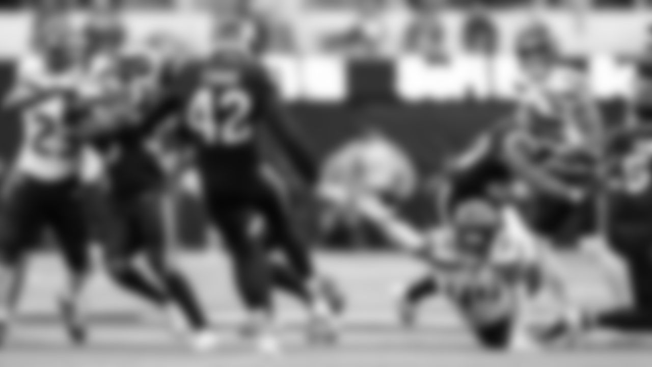 Seattle's Drake Thomas nearly blocks a punt in the third quarter.