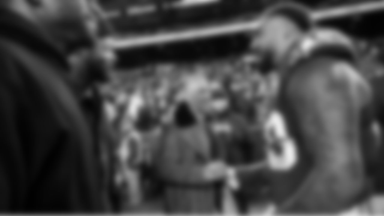 Long-time NFL coach and network analyst Tony Dungy talks to Leonard Williams near the end of the game. At right are Seahawks Legends Cliff Avril and Michael Bennett.