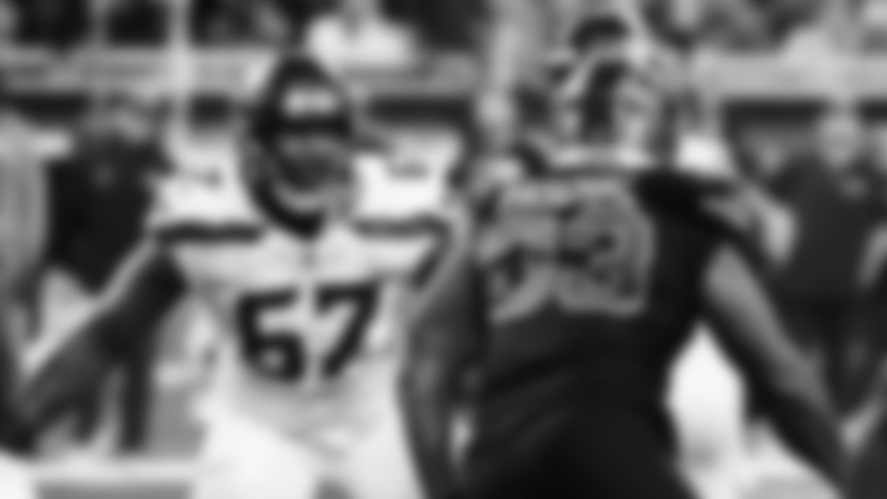 Seahawks tackle Charles Cross (67)