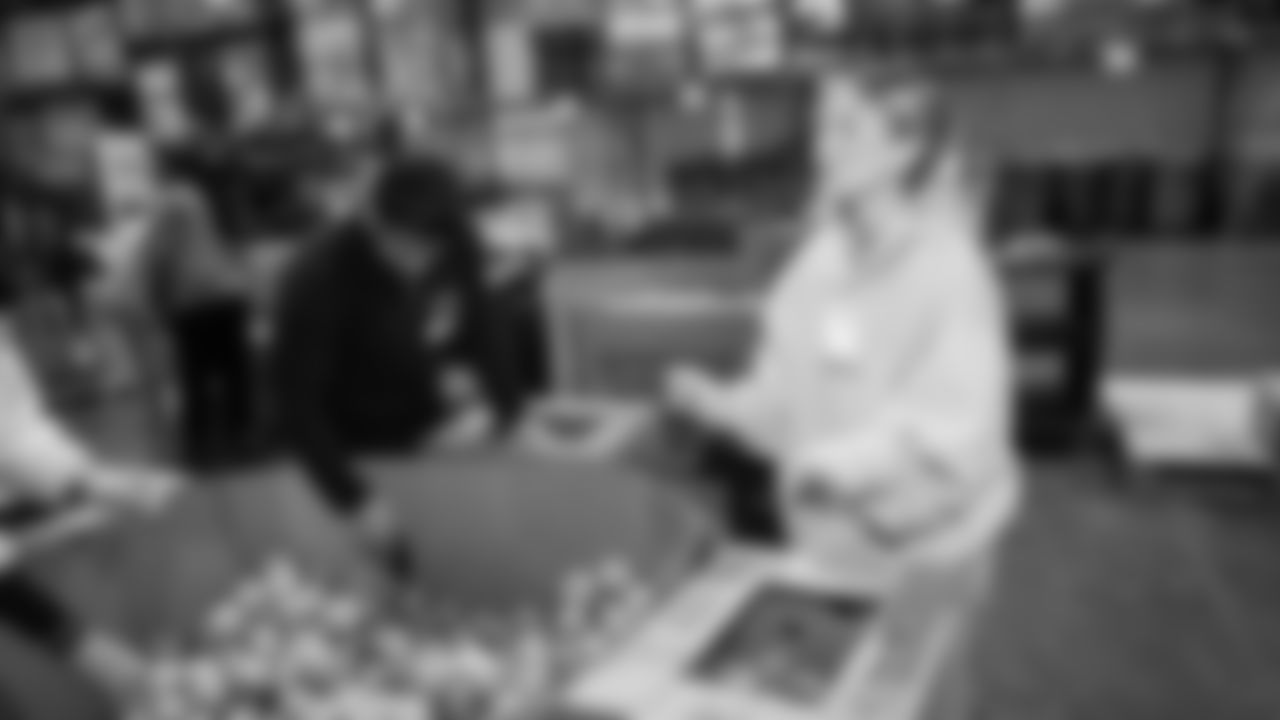 Seahawks Legend Bryan Walters, Dancers, Blitz and volunteers helped sort 4,800 pounds of action green apples at the Food Lifeline distribution center on January 22, 2026.