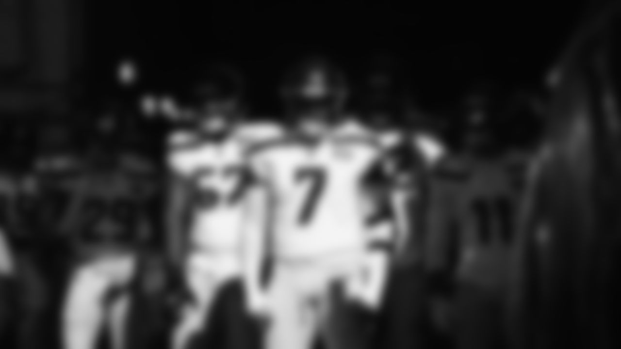 Seahawks linebacker Uchenna Nwosu (7) hit the field at Nissan Stadium for the Week 12 matchup vs. the Titans in Nashville, Tennessee.