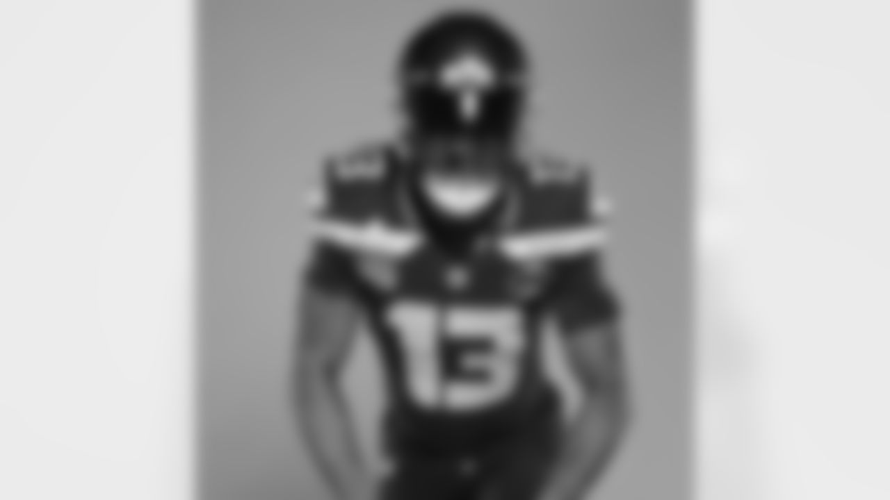 Seahawks linebacker Ernest Jones IV (13).