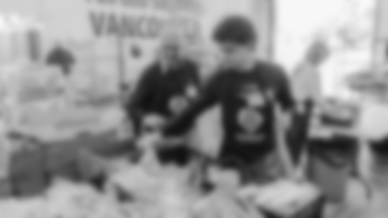 The Seahawks volunteered at CityReach's food bank in Vancouver, BC to pack and distribute more than 200 bags of fresh produce, dairy, protein, and more for local families on Thursday, September 25, 2025.