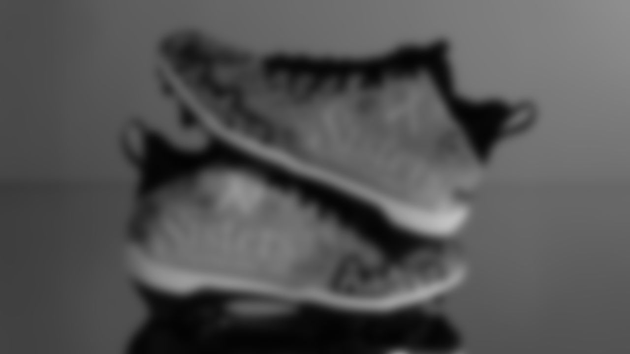 Seahawks tackle Amari Kight (79) - Sisters Network Inc.