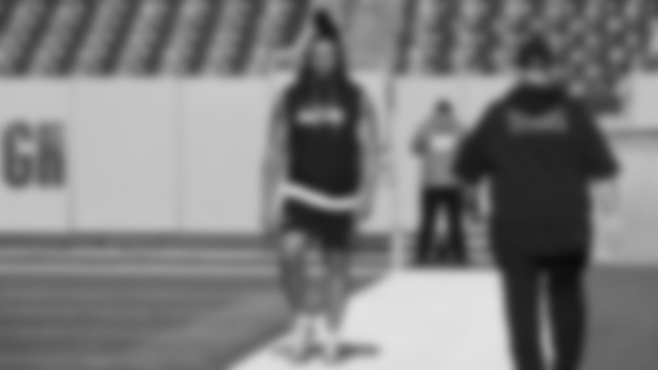 Seahawks linebacker Uchenna Nwosu (7) hit the field at Nissan Stadium for the Week 12 matchup vs. the Titans in Nashville, Tennessee.