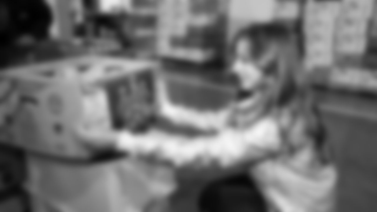 Seahawks Legend Bryan Walters, Dancers, Blitz and volunteers helped sort 4,800 pounds of action green apples at the Food Lifeline distribution center on January 22, 2026.