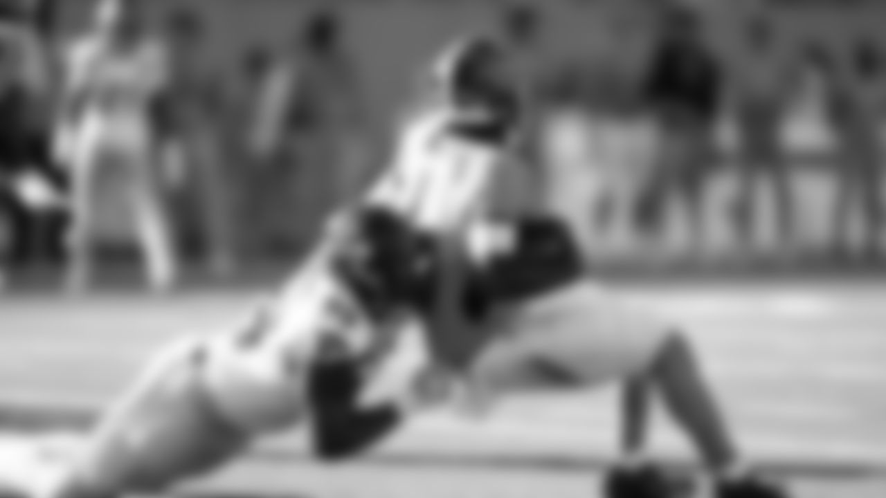 Seahawks defensive lineman Leonard Williams sacks Titans quarterback Cam Ward.