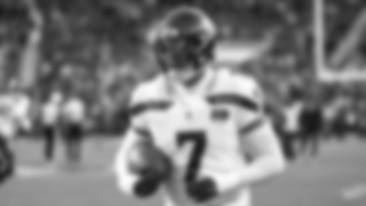 Seahawks linebacker Uchenna Nwosu (7) warms up at Levi's Stadium for the Week 18 matchup vs. the 49ers.