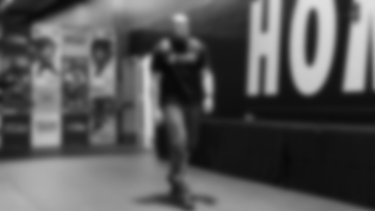 Seahawks tight end Nick Kallerup (89) arrives at Lumen Field for the Week 10 matchup vs. the Arizona Cardinals.