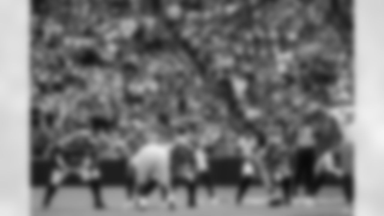 Seahawks quarterback Sam Darnold calls signals before the snap.