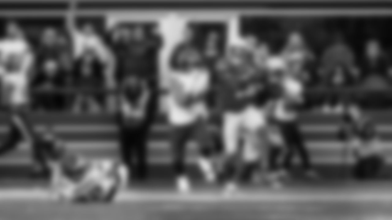 Seahawks linebacker Ernest Jones IV intercepts a pass thrown by Vikings quarterback Max Brosmer.