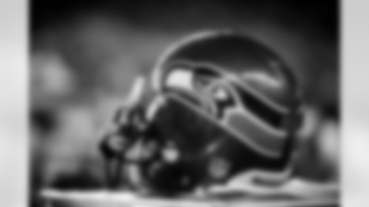 The Seahawks drafted Oregon State tackle Doug Nienhuis with the 254th overall pick in the 7th round of the 2005 NFL Draft.