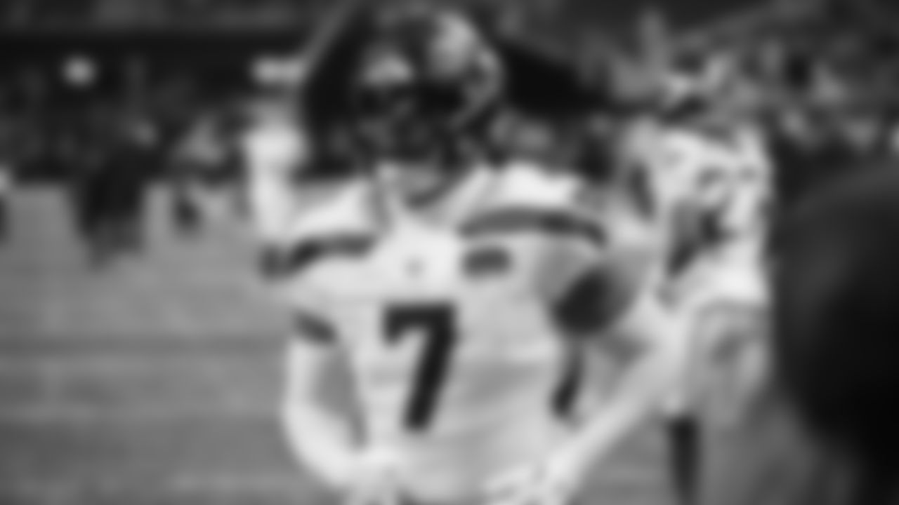 Seahawks linebacker Uchenna Nwosu (7) warms up at Mercedes-Benz Stadium for the Week 14 matchup vs. the Atlanta Falcons.