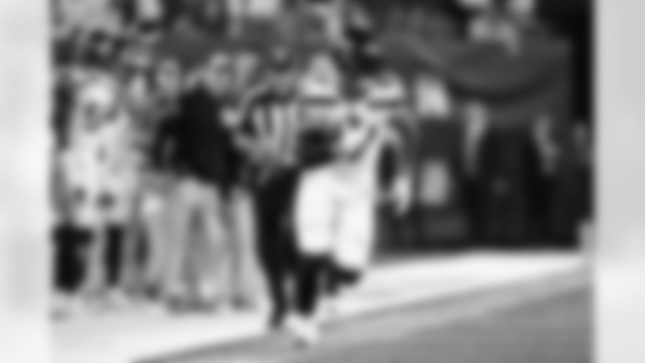 Seahawks tight end Noah Fant (87)