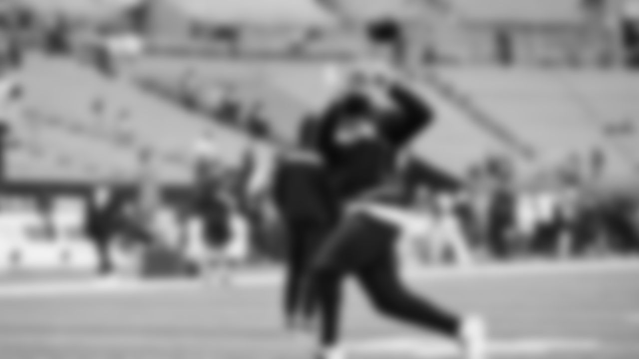 Seahawks running back Kenneth Walker III (9) warms up at Bank of America Stadium for the Week 17 matchup vs. Panthers on December 28, 2025.