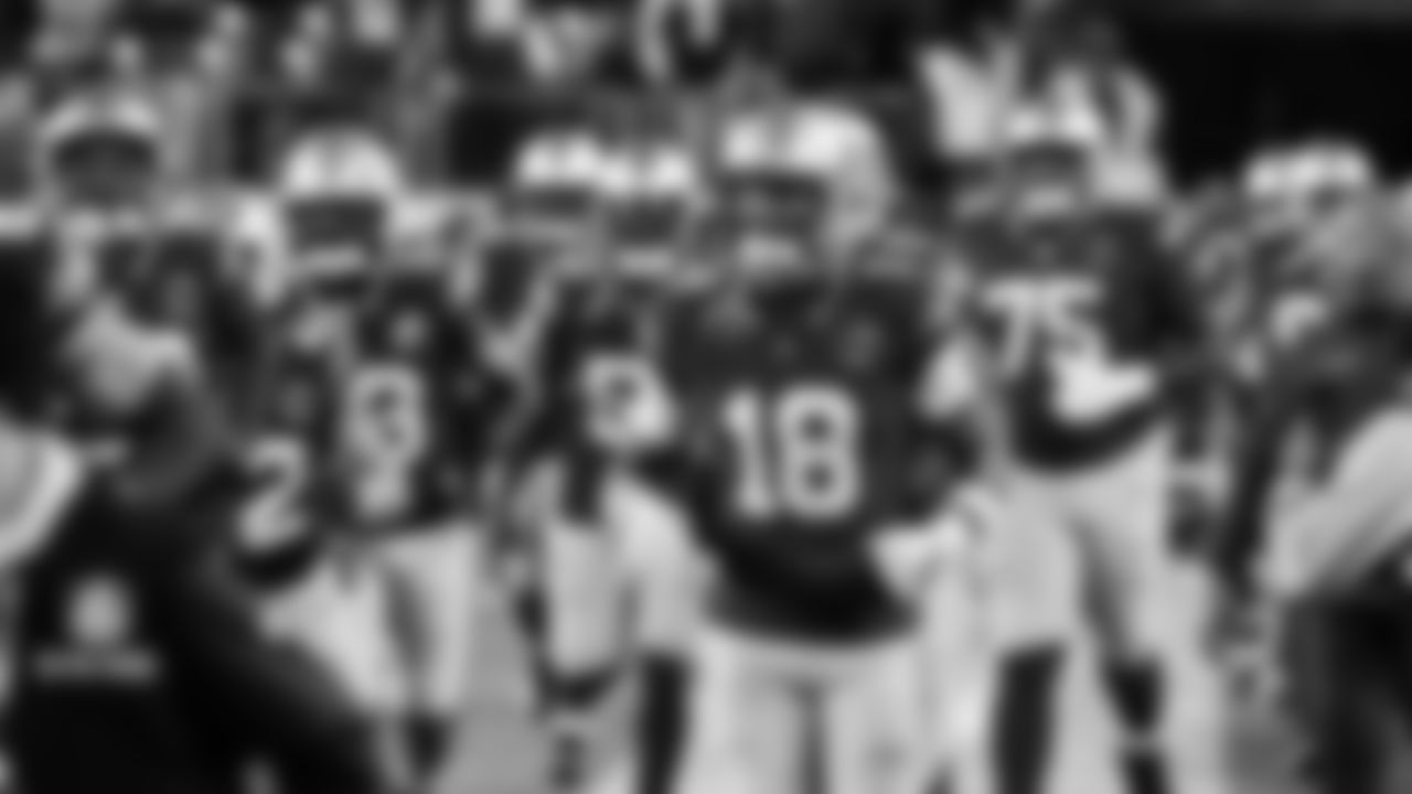 The Seahawks warm up at Northwest Stadium for the Sunday Night Football matchup at the Washington Commanders in Week 9.