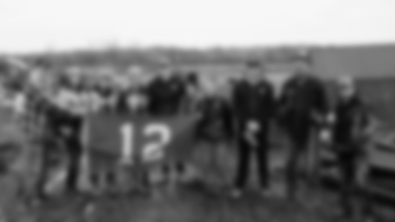 The Seahawks and Legend Norm Johnson spent the day volunteering at a farm in Snohomish County on January 8, 2026.