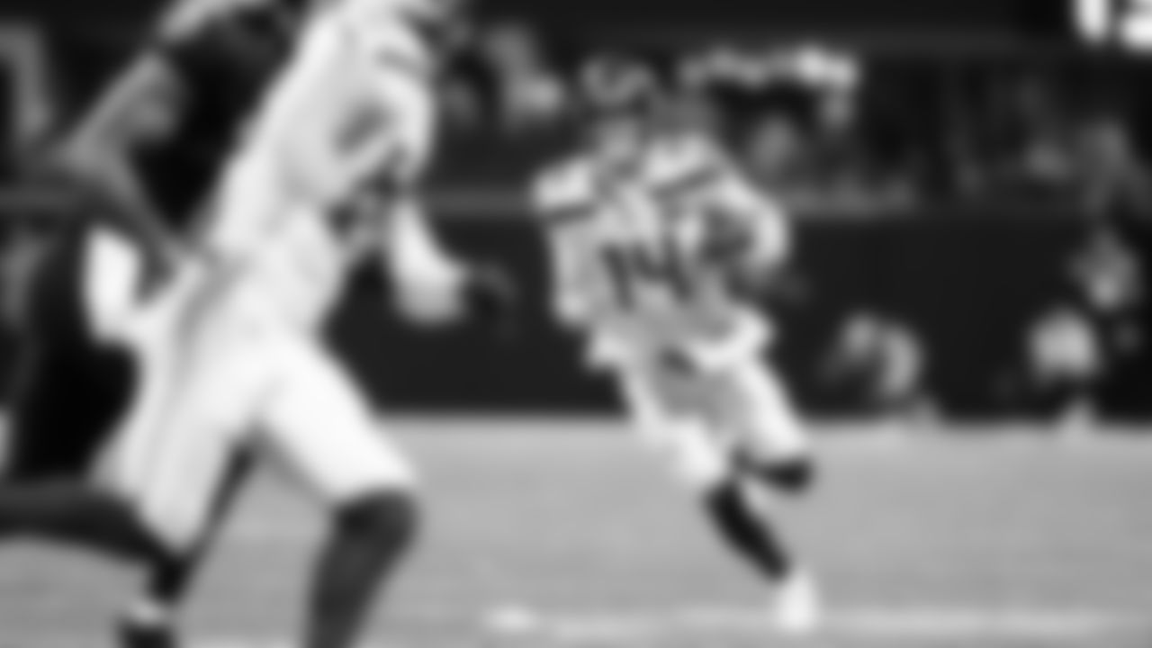 Seahawks quarterback Sam Darnold runs for extra yardage.