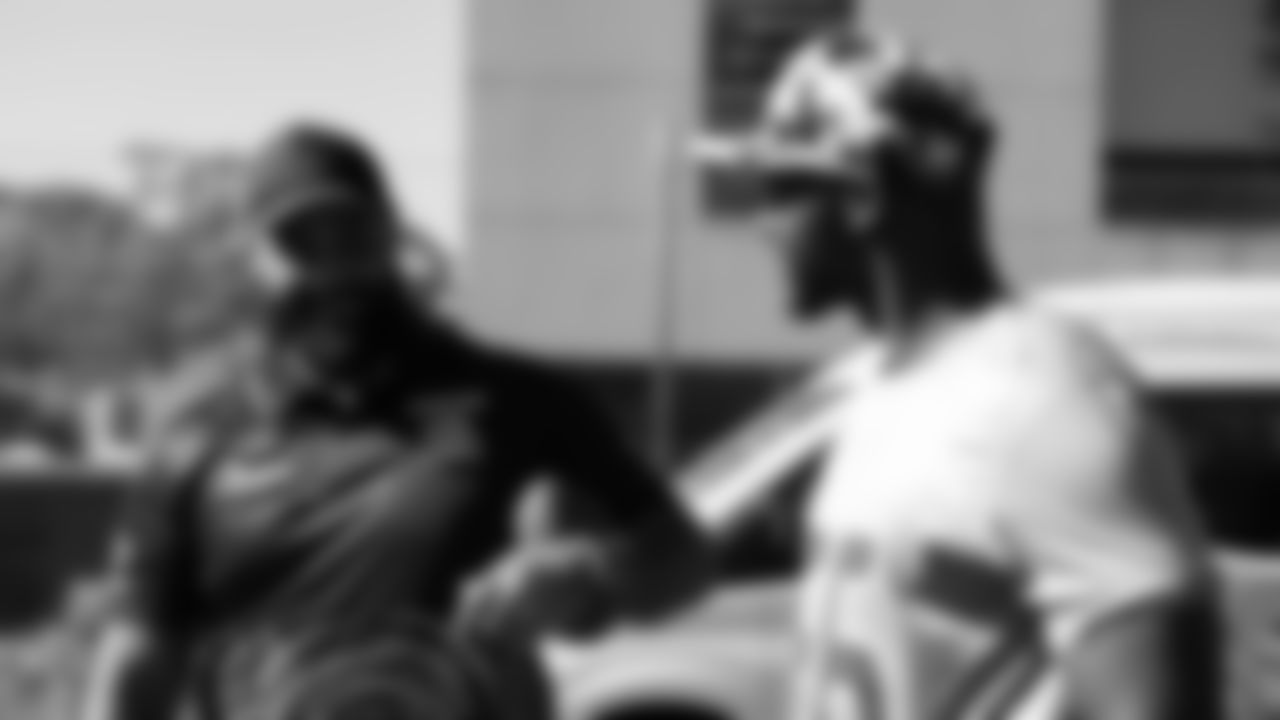 During a visit to Australia, Seahawks Legend Cliff Avril and Blitz stopped by the Kurranulla Aboriginal Corporation Community Center to play flag football and rugby alongside the Cronulla Sharks.