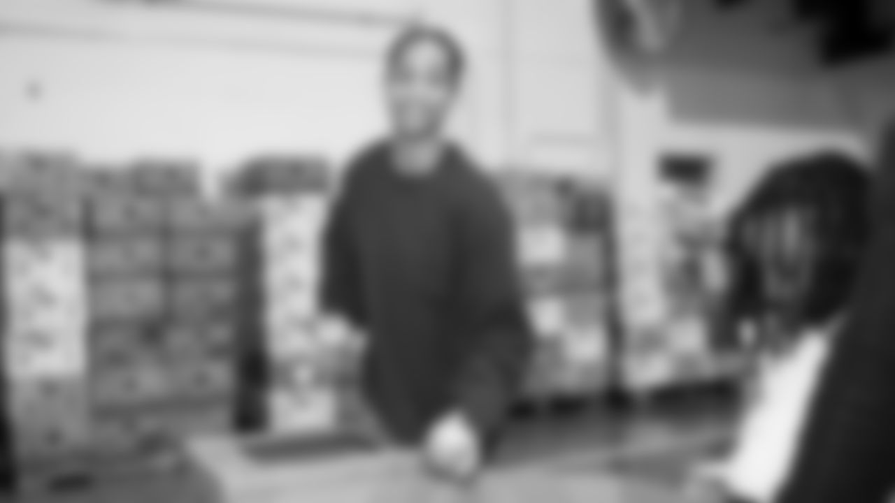 Seahawks Legend Bryan Walters, Dancers, Blitz and volunteers helped sort 4,800 pounds of action green apples at the Food Lifeline distribution center on January 22, 2026.