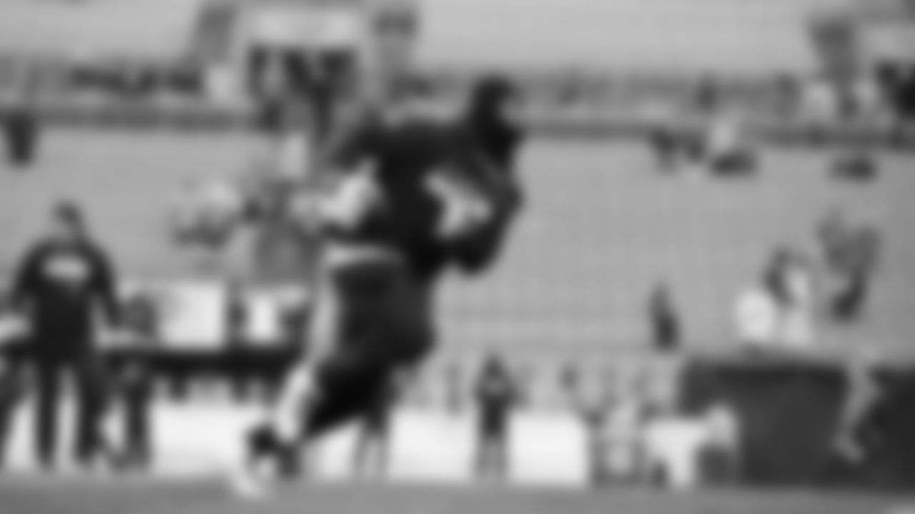 Seahawks running back Kenneth Walker III (9) warms up at Bank of America Stadium for the Week 17 matchup vs. Panthers on December 28, 2025.