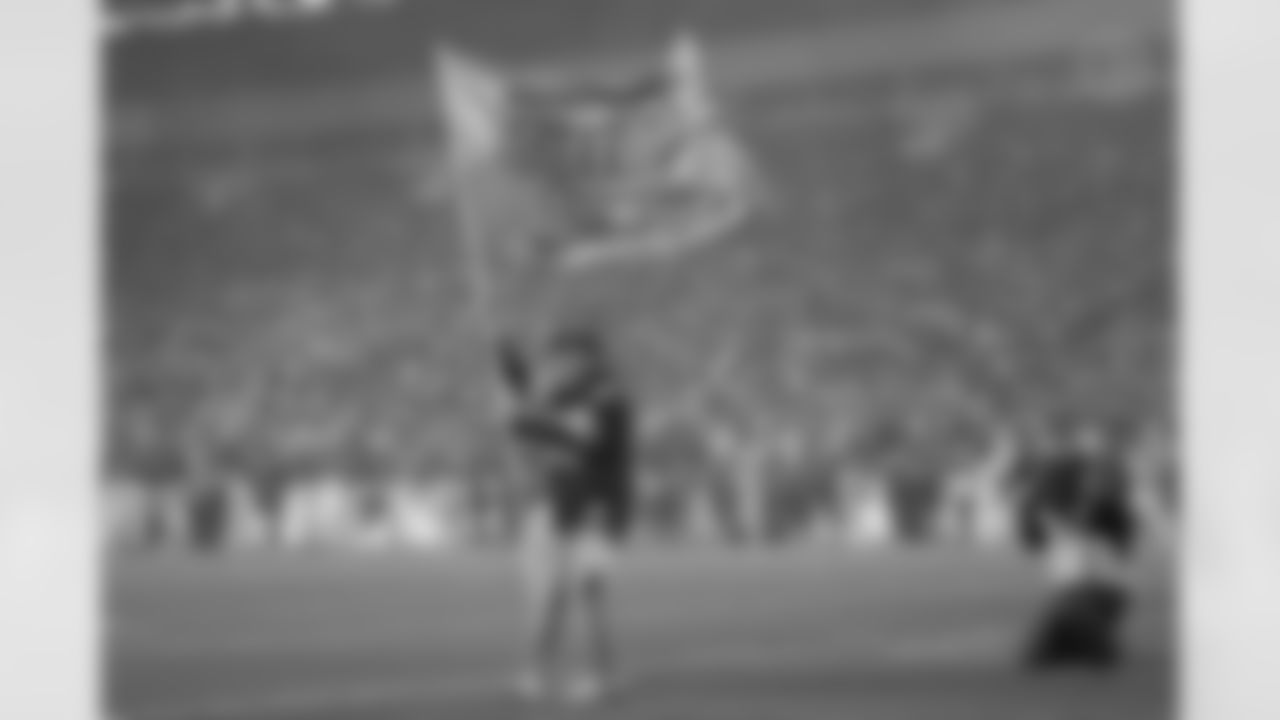 Billy Gardell led the Terrible Towel Twirl for the Steelers game against the New York Jets in 2024