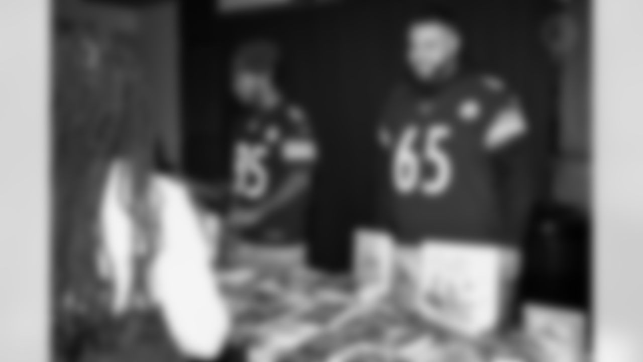 The Pittsburgh Steelers partnered with Convoy of Hope to give back to multiple community organizations in the Pittsburgh area on Tuesday, Dec. 9, 2025 in Pittsburgh, PA. (Alysa Rubin / Pittsburgh Steelers)