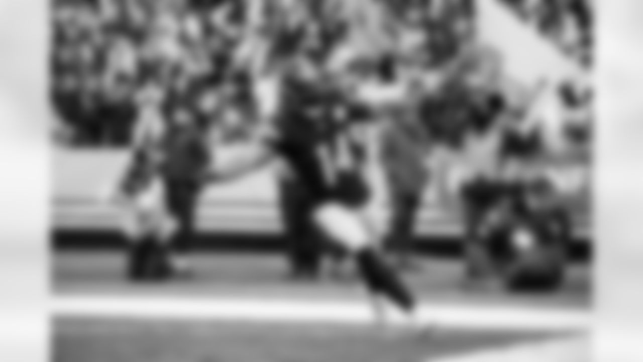 Pittsburgh Steelers running back Kenneth Gainwell (14) during a regular season game between the Pittsburgh Steelers and the Cincinnati Bengals, Sunday, Nov. 16, 2025 in Pittsburgh, PA. The Steelers defeated the Bengals 34-12. (Karl Roser / Pittsburgh Steelers)