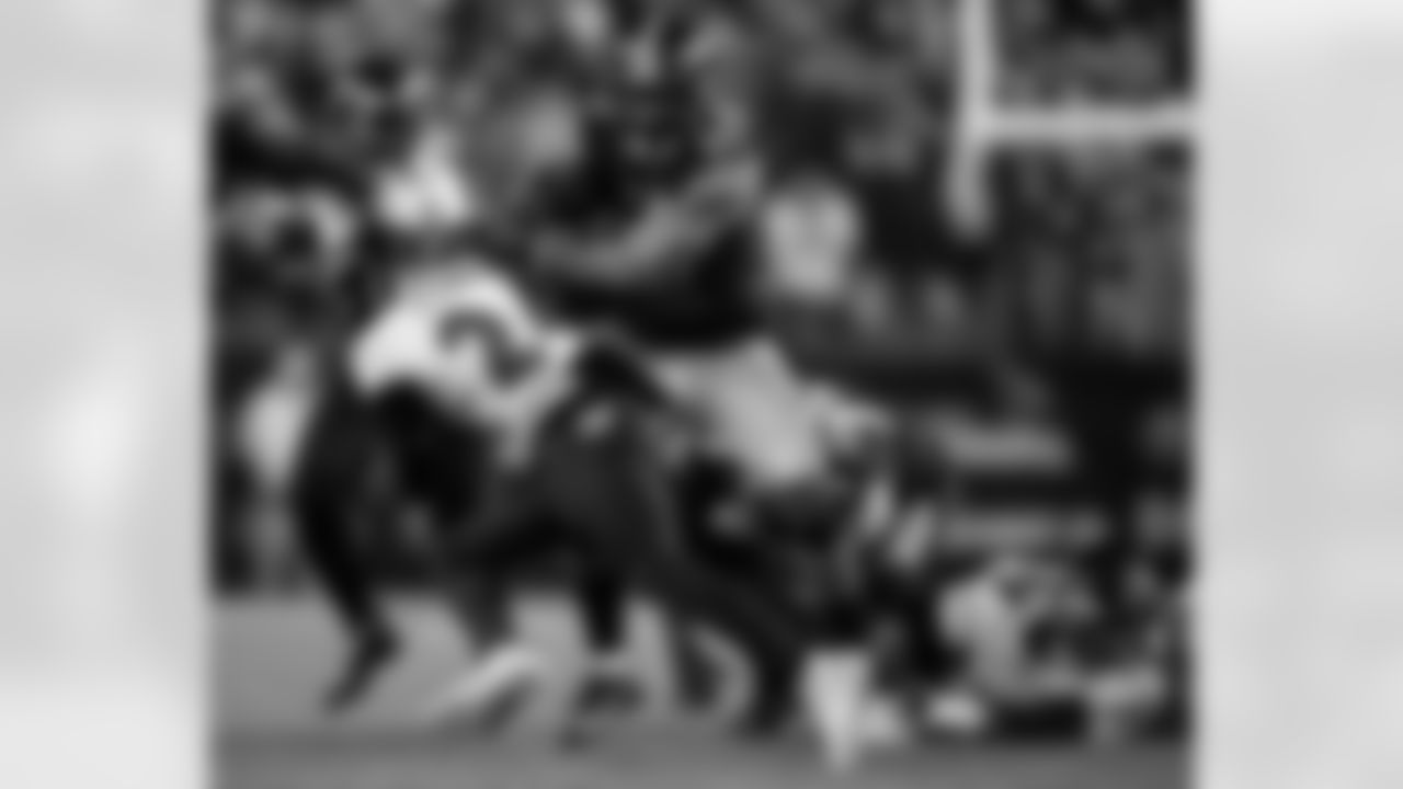 Pittsburgh Steelers running back Jaylen Warren (30) runs the ball during a regular season game against the Baltimore Ravens, Sunday, Jan. 4, 2026 in Pittsburgh, PA. The Steelers defeated the Ravens 26-24. (Alysa Rubin / Pittsburgh Steelers)